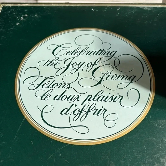 1984 AVON 9” PORCELINE 22 K  gold trim! EXCELLENT CONDITION. JOY OF GIVING - Picture 6 of 11